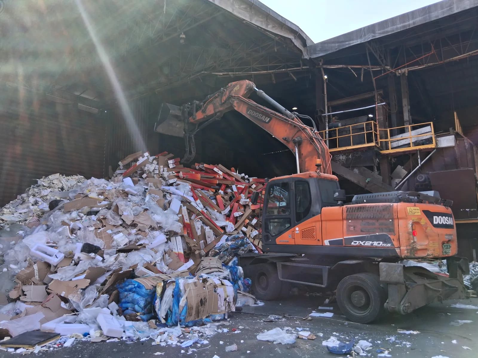 폐기물 처리장에서 굴삭기가 수거해 온 폐기물을 옮기는 모습